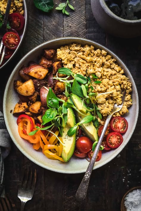 Your search for a satisfying, high protein and tasty vegan breakfast is over. This savory vegan breakfast bowl, with crispy potatoes, basic spicy scrambled tofu, and fresh veggies is all you'll want in the morning. Plus, you can prep everything ahead of time. Hello vegan breakfast meal prep! #highprotein #veganbreakfast #savoryveganbreakfast #veganrecipes #scrambledtofu #savorybreakfast | crowdedkitchen.com Wellness Meals, High Protein Vegetarian Breakfast, Vegan Breakfast Bowl, Vegan Protein Breakfast, Super Breakfast, High Protein Vegan Breakfast, Breakfast Snap, Best Vegan Breakfast, Vegan Breakfast Options