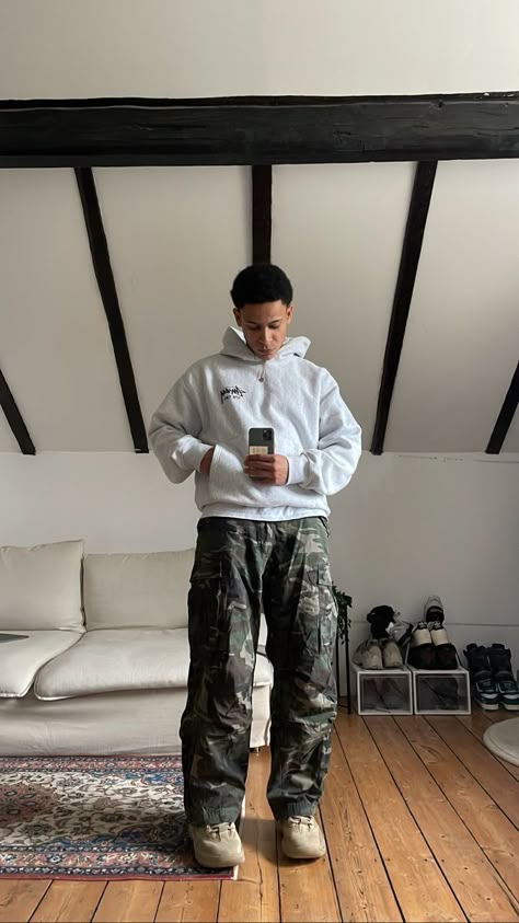 Aesthetic Outfits Men Streetwear, Camouflage Shorts Men Outfit, Uk Street Style Men, Uk Streetwear Fashion, Cargo Fits Men, Camouflage Outfits Men, Cargo Streetwear Outfit, Camp Cargo Pants Outfit, Fall Streetwear Outfits Men