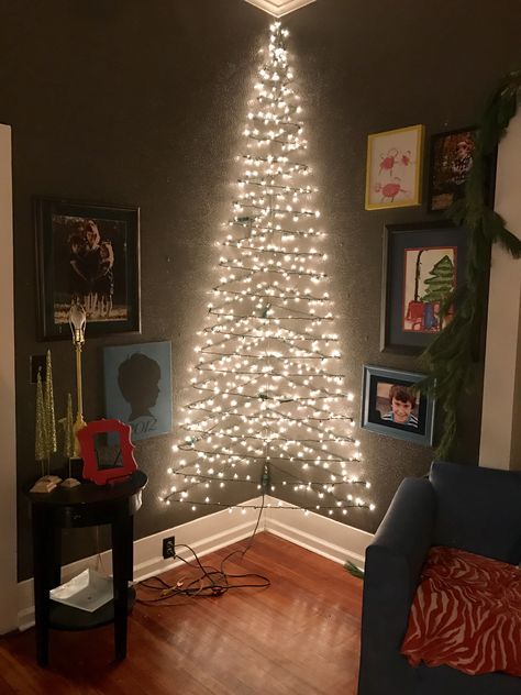 Corner wall Christmas tree. Christmas 2016 Christmas Wall Decor Diy, Diy Christmas Wall, Wall Christmas Tree, Plastic Christmas Tree, Christmas Apartment, Classic Christmas Tree, Alternative Christmas Tree, Christmas Wall Decor, Noel Christmas