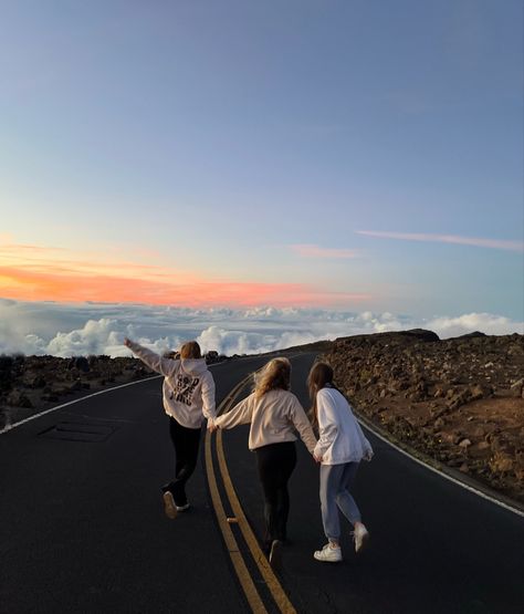 #hawaii #haleakala #aesthetic Haleakala National Park Sunset, Hawaii Aesthetic Maui, Maui Hawaii Pictures, Hawaii Aesthetic Friends, Hawaii Aesthetic Photos, Hawaii Vision Board, Hannah Meloche Hawaii, Hawaii Vacation Aesthetic, Hawaii Inspo Pics