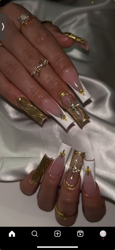 Nail Set Ideas Coffin, New Years Nails Square Gold, Classy Nail Inspo 2024, White Acrylic Nails With Design Coffin, Nails Inspiration Extra, White And Gold Acrylic Nails With Design, Gold Inspo Nails, Gold Maximalist Nails, Winter Gold Nails