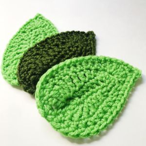 Free Pattern Friday: Crochet Leaf – Threadwinners Leaf Crochet Pattern Free, Crochet Leaf Free Pattern, Crocheted Leaves, Crochet Pour Halloween, Crochet Plants, Autumn Crochet, Crochet Leaf, Crochet Leaf Patterns, Crochet Appliques