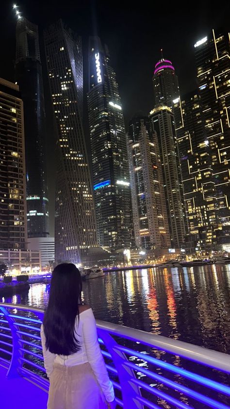 Dubai Business Woman, Dhow Cruise Dubai Photography, Dubai Girl Aesthetic, Dubai Aesthetic Girl, Dubai Aesthetic Night, Dubai Cruise, Dubai Girl, Dubai Photos, Yachts Girl