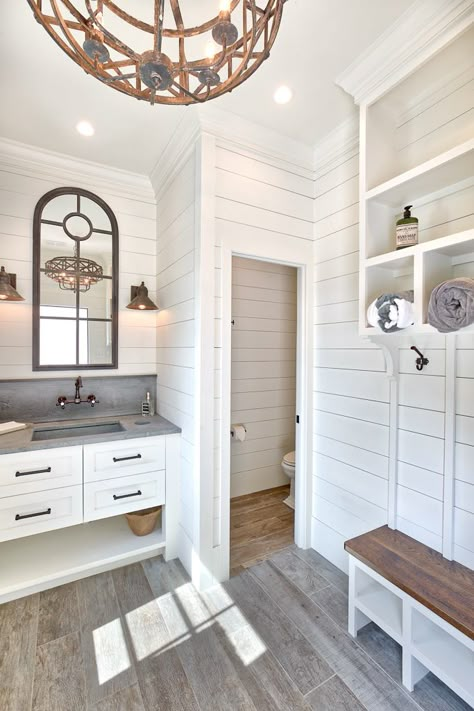 Shiplap Pool House, Pool Bathroom Changing Room, Pool House Changing Room Ideas, Poolside Bathroom Ideas, Small Pool House Interior, Cabana Bathroom Ideas, Pool House Interior Ideas, Pool Changing Room Ideas, Poolhouse Bathrooms