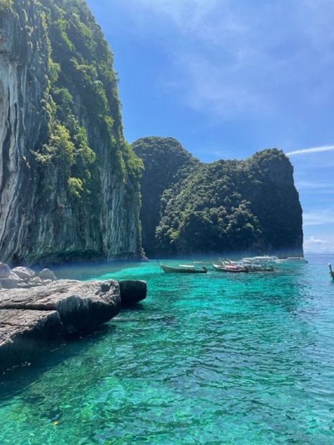 Phi Phi Island Thailand Aesthetic, Travel Island Aesthetic, Phi Phi Islands Thailand, Best Thailand Islands, Phi Phi Island Aesthetic, Summer In Thailand, Thailand Mountains, Phuket Thailand Aesthetic, Visiting Thailand