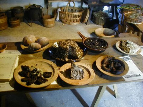 tudor dynasty | Lion's Share: Food in Tudor England King Aurther, Tudor Food, Tudor Wedding, Fantasy Cafe, Medieval Birthday, Period Food, Historic Recipes, Medieval Christmas, Wedding Feast