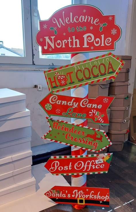 Christmas Shop Displays, Diy Natal, Candy Land Christmas Door, Gingerbread Christmas Decor, Candy Land Christmas Tree, Candy Land Christmas Decorations, Christmas Yard Decorations, Santa's Workshop, Office Christmas Decorations