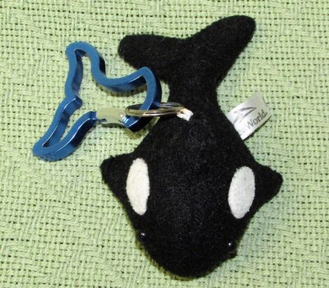 SEAWORLD ORCA PLUSH CLIP ON BACKPACK PLUSH KEYCHAIN 5" MINI STUFFED ANIMAL WHALE Plushie Diy, Backpack Plush, Pokemon Jewelry, Textiles Ideas, Gift Wrapping Diy, Me And Bro, Adorable Home, Beautiful Beaded Jewelry, Diy Bows