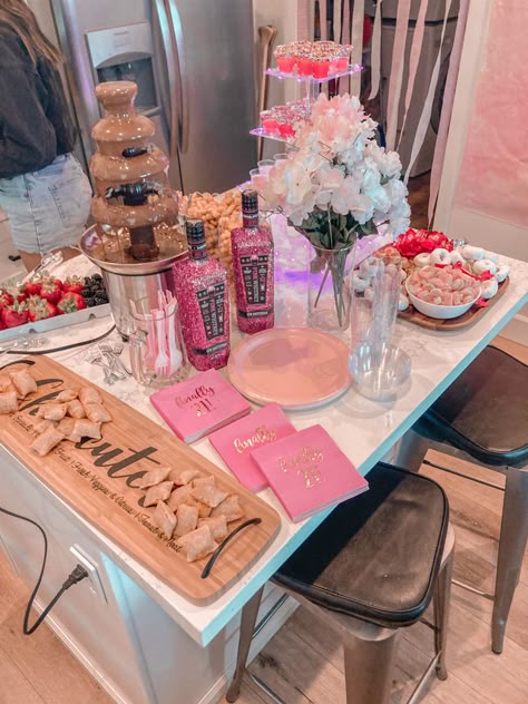 Apartment Bday Decorations, Pretty In Pink 21st Birthday, 21st Birthday Home Party Ideas, 21sr Birthday Themes, Places To Go For A Birthday Party, 21st Birthday Airbnb Ideas, 21st Birthday Ideas Pink And Gold, Fun 21st Birthday Party Ideas, 21 Birthday Food Ideas