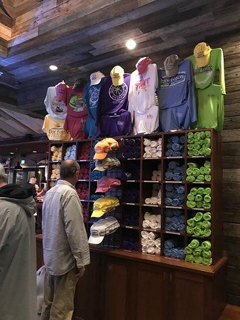 Display Tshirt Ideas, Boutique Tee Shirts, Store Shirt Display, Retail Shirt Display Ideas, Retail Shop Display Ideas, Tshirt Retail Display, Shirts Display Ideas Retail, Tshirt Store Display Ideas, Tee Shirt Display Ideas