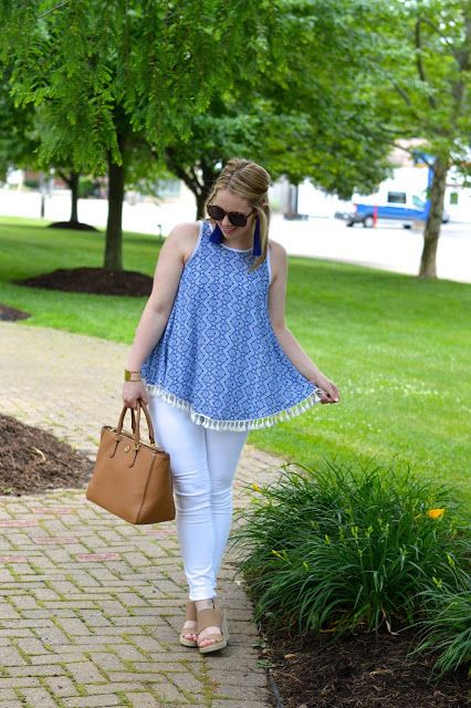 Monogrammed Cuff, Karen Walker Sunglasses, Preppy Outfit Ideas, Blue Tassel Earrings, Blonde Moments, Beige Wedges, White Jeans Outfit, Fashion Preppy, Jeans Beige