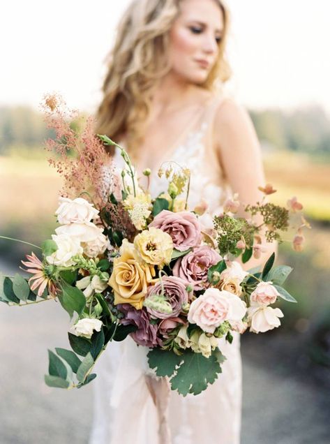 Summer Harvest Monet Vineyard Wedding Inspiration | Portland Wedding Inspiration | Gallery | Item 25 via Magnolia Rouge Orange And Blush Wedding, Mauve Bridal Bouquet, Bridal Flowers Bouquet, Vineyard Wedding Dress, Minimalist Reception, Vineyard Wedding Inspiration, Wedding Flowers Table, Bridal Wedding Bouquet, Sustainable Flowers