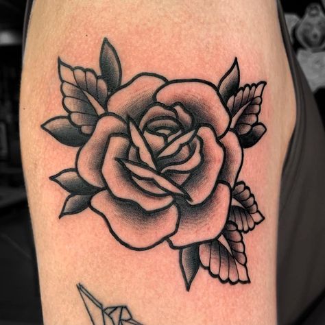 Traditional Rose Tattoo Men, Traditional Tattoos Ideas, Traditional Tattoos Rose, Classic Rose Tattoo, Flower Tattoos Traditional, American Traditional Tattoos Rose, American Trad Flash, Old School Roses Tattoo, Tradition Flower Tattoo