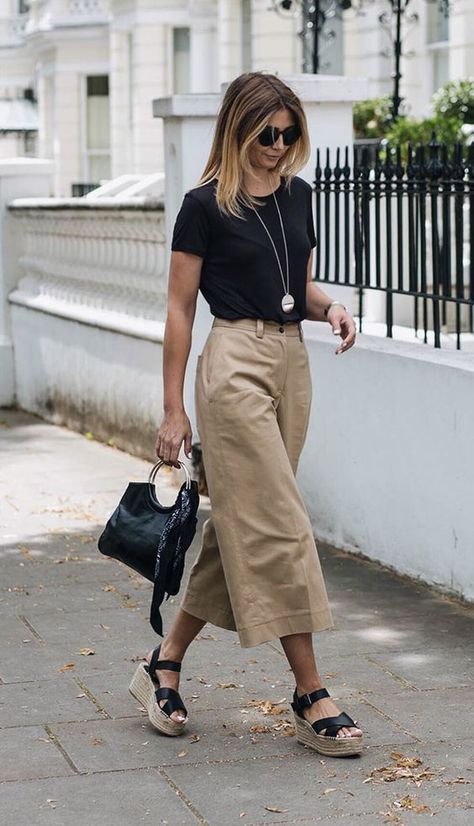 Capsule Clothing, How To Wear Culottes, Culottes Outfit, Stil Boho, Business Outfits Women, K Fashion, Tan Pants, Summer Work Outfits, Mode Casual