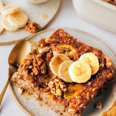 This banana bread baked oatmeal is studded with walnuts and lightly sweetened with maple syrup. It tastes just like banana bread in oatmeal form and is perfect for meal prep. Vegan + gluten-free. Banana Oatmeal Bread, Banana Bread Baked Oatmeal, Bird Food Recipes, Baked Oatmeal Healthy, Banana Baked Oatmeal, Healthy Oatmeal Recipes, Eating Bird Food, Baked Oatmeal Cups, Oatmeal Bread