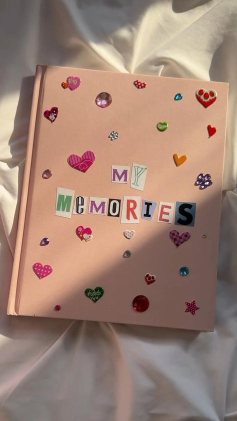 Scrapbook Cover Ideas Diy Creative, Scrapbook Ideas For Bestie, Scrapbook For Best Friend, Memory Book Cover, Aesthetic Scrapbooking, Scrapbook Ideas Layouts, Memory Book Ideas, Best Friend Book, Memories Aesthetic