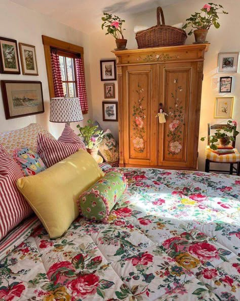 Old Farmhouse Esthetic, Grandma Aesthetic Room, Grandma Core Bedroom, 2000s Home Decor, Maximalist Cottage, Kath Kidston, Bed On The Floor, Vintage Maximalism, Grandma Aesthetic