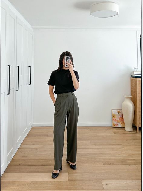 UNIQLO wide fit pleated pants review Uniqlo Style Outfits, Uniqlo Office Outfit, Uniqlo Pleated Wide Pants Outfit, Uniqlo Pants Outfit, Uniqlo Capsule Wardrobe, Uniqlo Wide Pleated Pants, Uniqlo Wide Leg Pants, Uniqlo Pleated Wide Pants, Uniqlo Fits