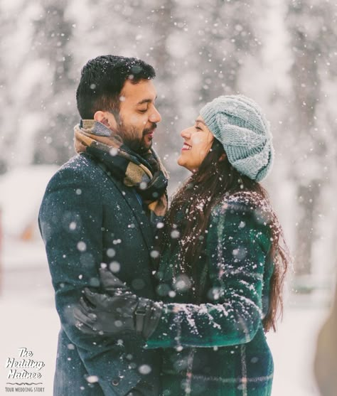 Snow Poses For Couples, Kashmir Pre Wedding Shoot, Winter Prewedding Photoshoot, Outfits Refrence, Snow Couple Photoshoot Photo Ideas, Manali Outfits, Kasmir Photography, Pre Wedding Dresses, Winter Couple Pictures