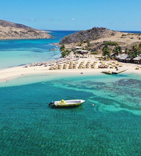 Ilet Pinel à Saint-Martin Saint Martin Island, Trip To Colombia, Airport Runway, The Jets, Vacation Goals, St Maarten, Vantage Point, Beach House Ideas, Sea Kayaking