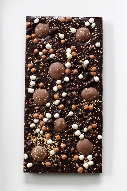 Decorated Chocolate Bars, Diy Chocolate Bars, Grains Of Paradise, Custom Chocolate Bars, Chocolate Bar Design, Homemade Chocolate Bars, Chocolate Drops, Chocolate Bark Recipe, Honey Chocolate