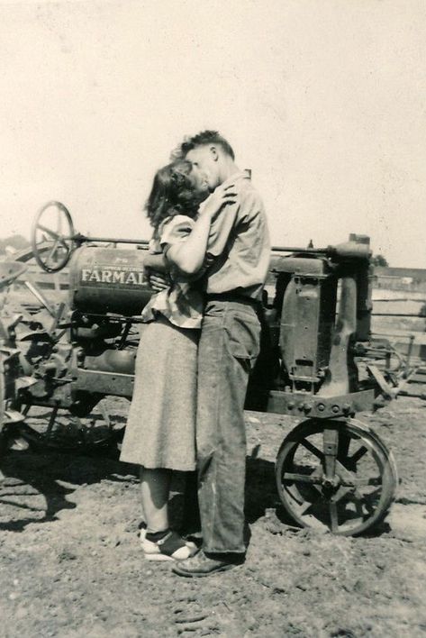 Old Fashioned Love, Vintage Kiss, Fotografi Vintage, Vintage Couples, Vintage Romance, Vintage Farm, Jive, Old Love, The Kiss