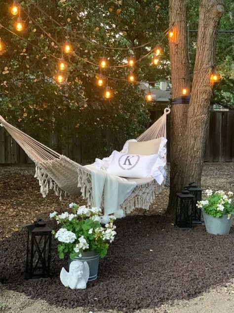 Hammock Installation, Hammock Area, Hammock Ideas, Backyard String Lights, Backyard Hammock, Diy Hammock, Relaxing Backyard, Garden Hammock, Outdoor Hammock