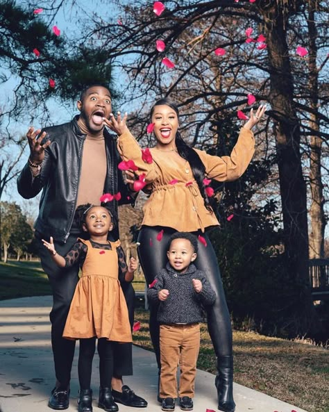 Black Bride™ "After the Aisle" on Instagram: “Happy Saturday!! How are you all spending this weekend of love?! . . . . Repost from @gerrijphillips  Photo: @ricoimages  #aftertheaisle…” Glam Family Photoshoot, Christmas Outfits For Family Pictures, Fall Photoshoot Family, Outfits Family Photos, Family Christmas Pictures Outfits, Christmas Pictures Outfits, Family Portrait Outfits, Fall Photo Shoot Outfits, Fall Family Portraits