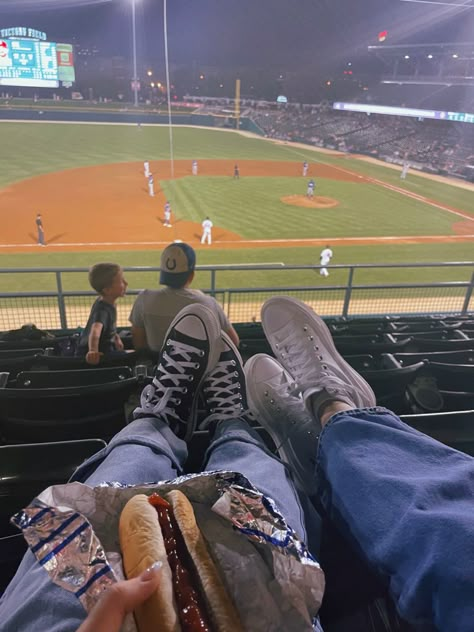 Dodger Game Couple, Aesthetic Baseball Game Pics, Baseball Game Aesthetic Couple, Baseball Aesthetic Pictures, Baseball Game Poses Instagram, Baseball Date Night, Baseball Game Insta Pics, Baseball Game Astethic, Dodger Game Picture Ideas