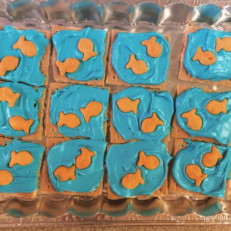 School snack for kids beach day! Graham crackers, blue frosting and Goldfish. Beach Day Preschool Activities, Beach Theme School Activities, Beach Day Preschool, Beach Day Kindergarten, Beach Day Activities For School, Ocean Themed Summer Camp Activities Preschool, Fish Snacks For Preschool, Beach Activities For Preschool, Beach Theme Snacks For Preschool