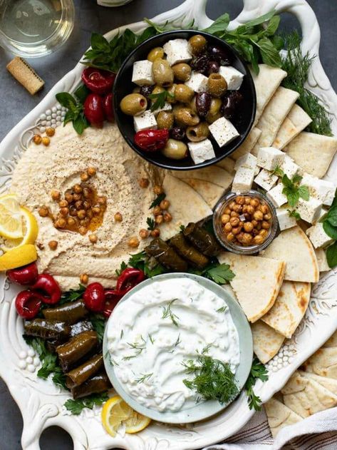 Greek Food Picnic, Mediterranean Finger Food, Greek Dinner Party Menu Ideas, Greek Charcuterie Board, Platter Vegetarian, Mezze Platter Ideas, Greek Mezze Platter, Greek Platter, Mediterranean Board