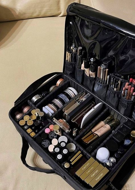 Professional Makeup Artist Kit, Makeup Artist Career, Makeup Artist Bag, Rangement Makeup, Makeup Collection Goals, Alat Makeup, Makeup Artist Kit, Makeup Storage Organization, Makeup Is Life