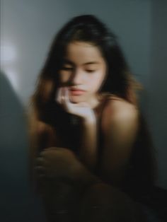 Ideas For Indoor Photoshoot, Indoor Aesthetic Pictures, Indoor Pose Ideas, Night Indoor Photoshoot, Cool Indoor Photoshoot Ideas, Blurred Photo Ideas, Indoor Portrait Ideas, Blurred Portrait Photography, Indoor Night Photoshoot Ideas