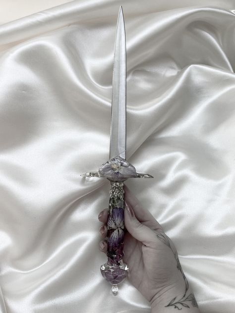 Sickle Aesthetic, Fantasy Aesthetic Dagger, Dagger Designs Ideas, Magical Artefact, Swords Aesthetic, Pretty Dagger, Knives Fantasy, Pretty Knife, Dagger Aesthetic