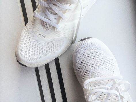 Cleaning White Shoes, Clean Tennis Shoes, How To Clean White Sneakers, Clean White Shoes, Clean White Sneakers, Cleaning Sneakers, White Shoes Nike, Video Dress, Shoes Cleaning