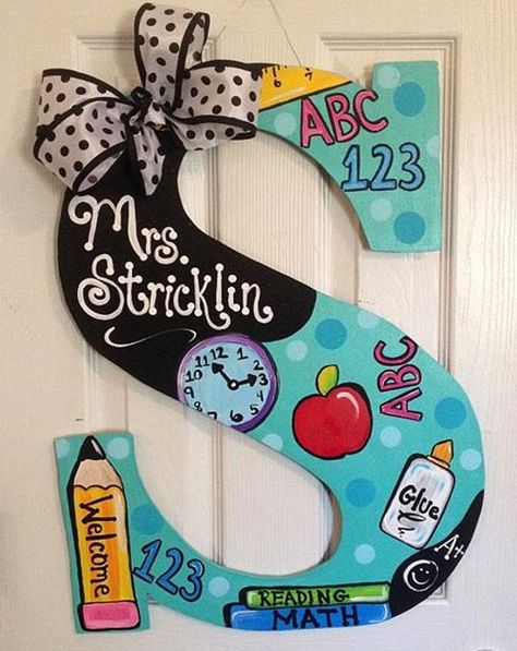 Teacher letter door hanger #teacher #appreciation #gifts #cricut #teacherappreciationgiftscricut Painted Teacher Signs, Teachers Wreath Ideas, Custom Items To Sell, Teacher Classroom Signs Diy Door Hangers, Teacher Wreath Diy Classroom Door, Diy Teacher Sign, Painting Ideas For Teachers, Teacher Signs Diy, Letter Door Hanger