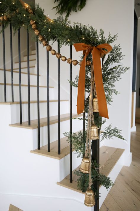 Christmas Decor Over Fireplace, Christmas Decor Around Mirror, Christmas Garland Stairs, Christmas Railing Decor Indoor, Stair Garland, Banister Garland, Christmas Garland Staircase, Christmas Garland On Stairs, Evergreen Garland