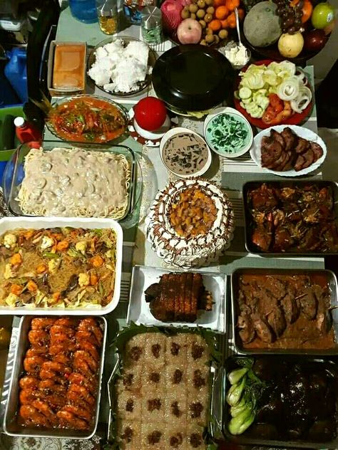 Birthday Foods Filipino, New Year Fake Story, Filipino New Years Eve Food, Birthday Food Ideas Filipino, New Year Food Ideas Filipino, Filipino Birthday Party Food, Filipino New Year, Filipino Food Party, Filipino Christmas Recipes