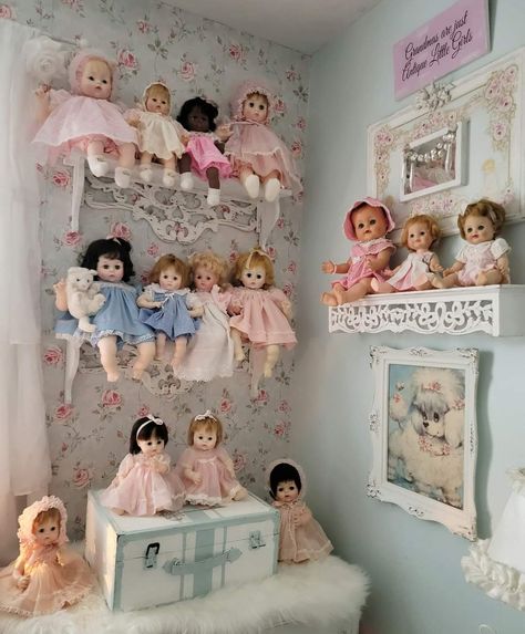 Vintage Doll Display, Doll Shelves Display, Porcelain Doll Display Ideas, Porcelain Doll Display, Baby Doll Aesthetic Pink, Doll Room Aesthetic, Doll Collection Aesthetic, Vintage Toys Aesthetic, Doll House Aesthetic