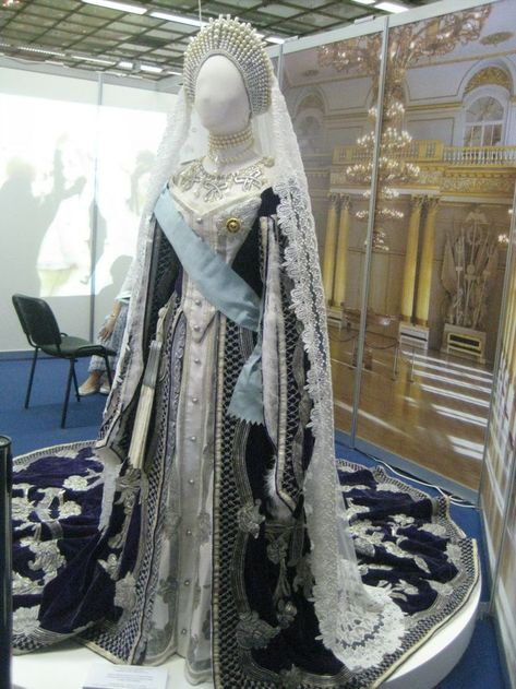 A wow dress Russian Imperial court Dowager Empress Maria Feodorovna, Russian Princess Wedding Dress, Royal Court Dress, Russian Royalty Dress, Russian Royalty Fashion, Russian Court Dress, Empress Clothing, Empress Maria Feodorovna, Empress Dress