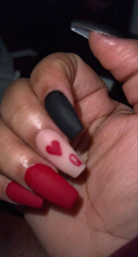 King Of Hearts Nails, Queen Of Hearts Inspired Nails, King And Queen Nails, Queen Of Hearts Nail Ideas, Red Queen Nails, Queen Nails Designs, Queen Of Hearts Nail Art, Queen Of Hearts Makeup Halloween, Queen Of Hearts Nails Designs