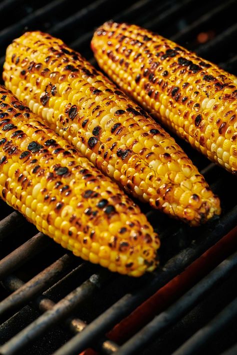 Grilled Corn on the Cob Recipe / Cooking corn on the grill is one of the best ways to bring out the natural sweetness of this perfect seasonal vegetable. #familyfavorites #quickmeals #pantrycooking #weeknightdinner #comfortfood #sides Cooking Corn, Corn On The Cob Recipe, Grilled Corn On The Cob, Grilling Guide, Corn Maize, Charred Corn, Mango Banana Smoothie, Fruit Sorbet, How To Cook Corn