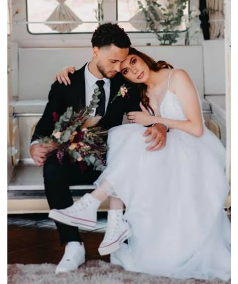 Converse Wedding Pictures, Short Wedding Dress With Converse, Converse Wedding Outfit, Converse Wedding Dress, Bride With Sneakers, Converse With Wedding Dress, Wedding Dress With Converse, Wedding Dress And Sneakers, Wedding Dress Converse