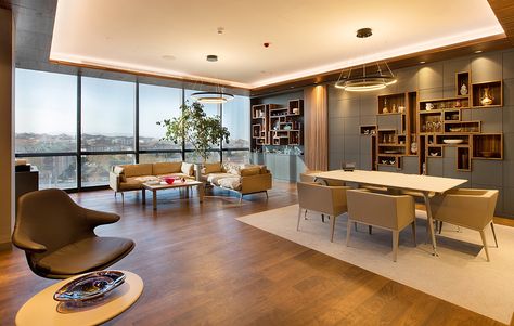 An Inside Look at Sisecam’s Modern Istanbul Headquarters - Officelovin' Architecture Desk, Office Interior Design Luxury, Modern Office Design Inspiration, Classic Office Interior, Law Office Design, Executive Office Design, Contemporary Office Design, Tiny House Furniture, Ceo Office