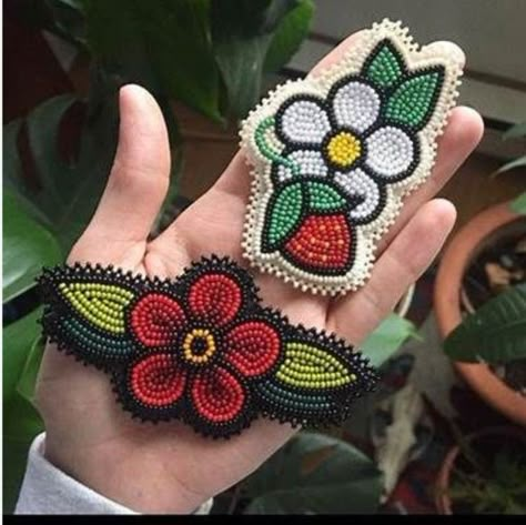 Beading Patterns Free Tutorials, Native American Beading Patterns, Metis Beading, Beaded Patches, Floral Beadwork, Native American Beadwork Patterns, Beaded Flowers Patterns, Bead Weaving Tutorials, Native Beading Patterns