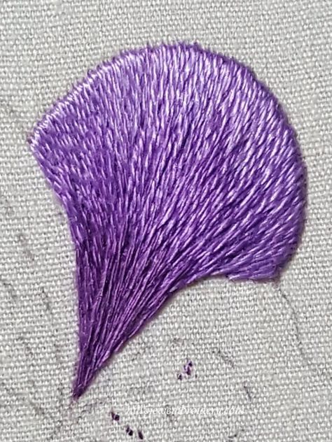 Shading Embroidery, Long Short Stitch, Tattoo Tutorial, Brazilian Embroidery Stitches, Silk Ribbon Embroidery Patterns, Embroidery Tattoo, Cross Stitch Floss, Needle Painting, Learn Embroidery