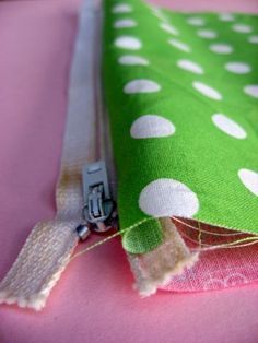 This is the EASIEST zipper pouch tutorial I’ve ever seen. How funny! This is how I used to make change purses | CutePinky SocialBookmarking Easy Zipper Pouch, Zipper Pouch Tutorial, Pouch Tutorial, Bags To Make, Sewing Purses, Bags And Totes, Zipper Pouches, Sewing Bags, Zippered Pouch