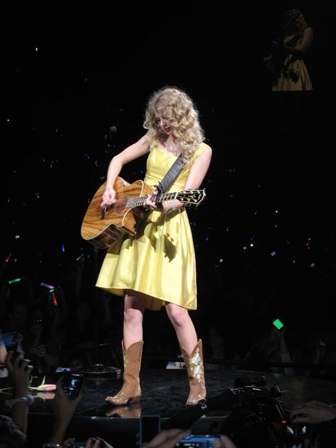 Taylor Swift Debut Tour, Fearless Tour 2009, Taylor Debut Era, Fearless Photoshoot, Taylor Swift Fearless Tour, Fearless Taylor Swift, Debut Era, Fearless Tour, Young Taylor Swift