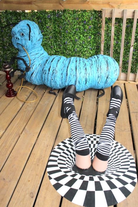 Mannequin legs taped to a checkered spiral decal. Mad Hatter Halloween, Comic Christmas, Alice Halloween, Halloween Alice In Wonderland, Alice In Wonderland Halloween, Alice In Wonderland Decor, Alice In Wonderland Props, Alice In Wonderland Garden, Alice In Wonderland Room