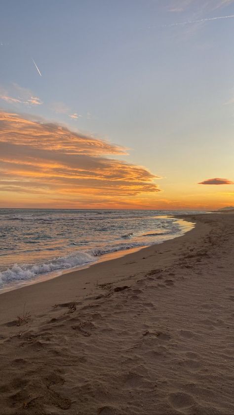 Beachside Bonfire: Evening Relaxat Spain Aesthetic, Shotting Photo, Pretty Beach, Pretty Landscapes, Pretty Sky, Summer Wallpaper, Sunset Pictures, Summer Pictures, Nature Aesthetic